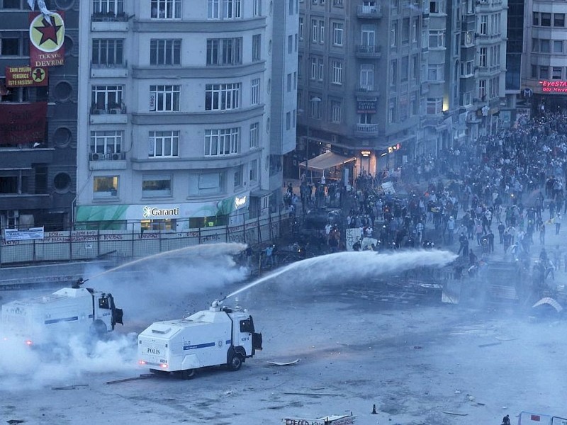 Erneut geht die türkische Polizei gegen Demonstranten vor. In Istanbul stürmten die Einsatzkräfte die Barrikaden auf dem Taksim-Platz.