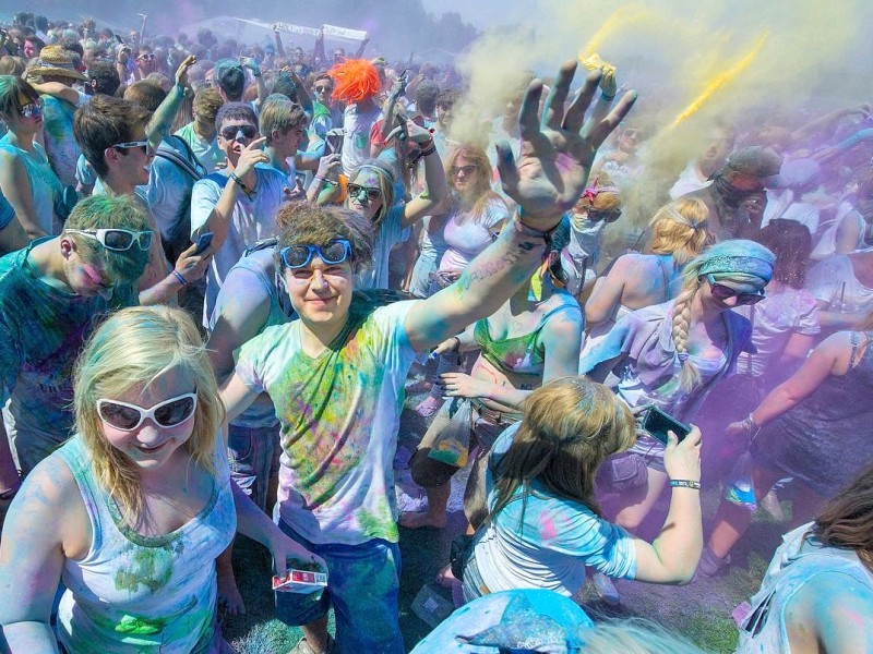 Etwa 10 000 Menschen haben am Samstag in München ein farbenfrohes Fest gefeiert - und sich beim Holi Festival of Colours gegenseitig mit farbigem Maismehl und Lebensmittelfarbe beworfen.