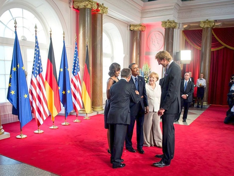 Der US-Präsident Obama zu Gast in Berlin. Nach seiner Rede am Brandenburger Tor, traf sich Obama am Abend mit einigen Gästen zum Dinner im Schloss Charlottenburg.