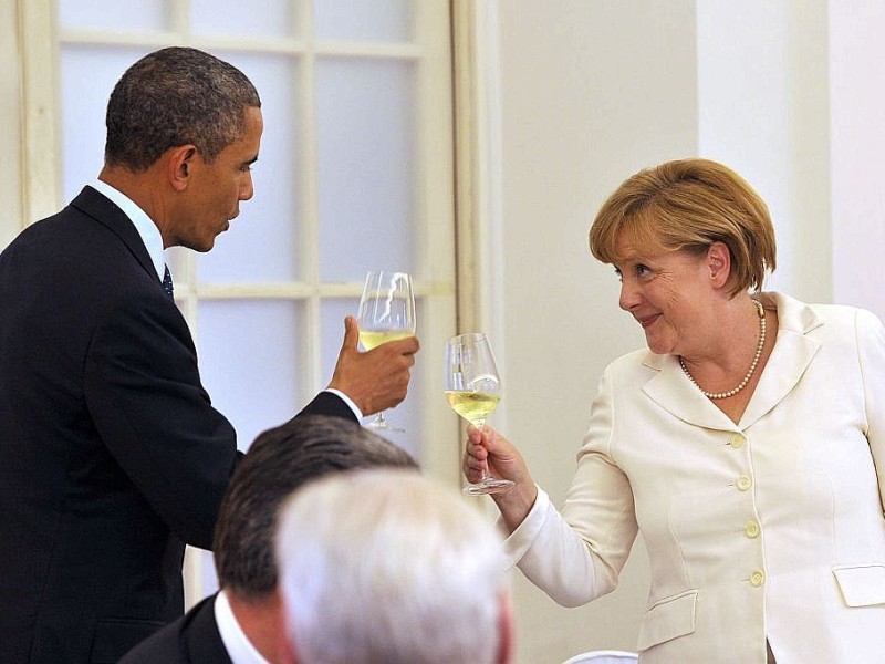 Der US-Präsident Obama zu Gast in Berlin. Nach seiner Rede am Brandenburger Tor, traf sich Obama am Abend mit einigen Gästen zum Dinner im Schloss Charlottenburg.