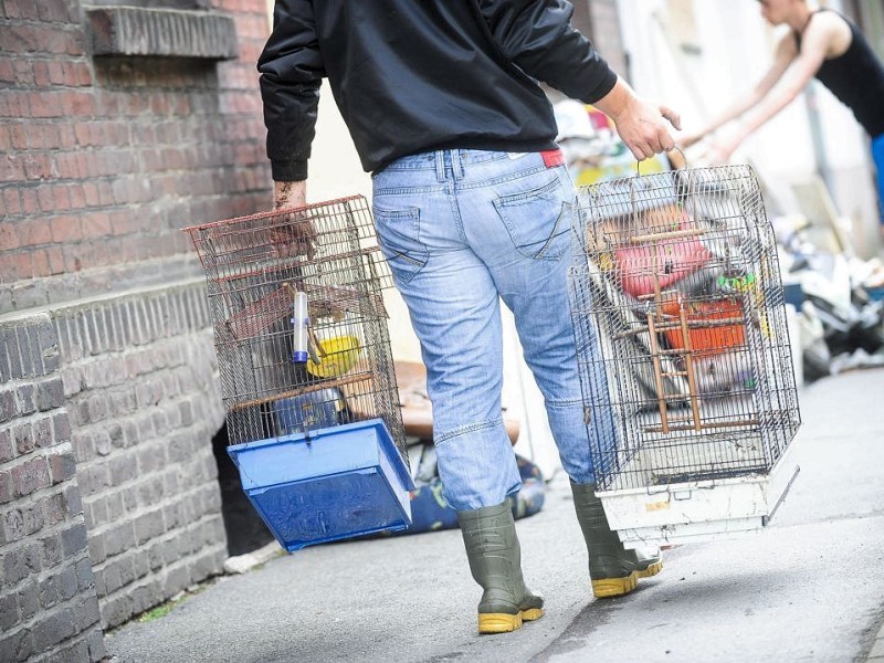 Ab in den Sperrmüll: Am Tag nach dem Unwetter sind Bewohner dabei die Schäden zu sichten und mit den Aufräumungsarbeiten zu beginnen. Wie hier in Witten in der Herbeder Straße hat der Regen deutliche Spuren hinterlassen.