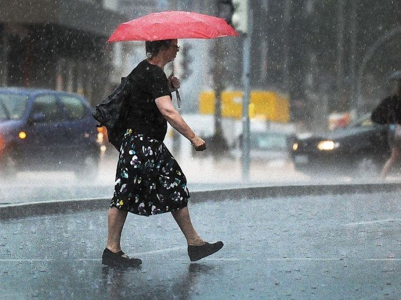 Starker Regen in Dortmund. Gegen 14 Uhr war es im Kreuzviertel und an der Bundestraße 1 so dunkel wie sonst nur in den Abendstunden.