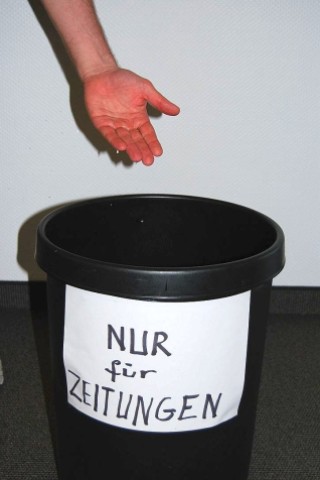 Unwetter in Hagen: Ein Papierkorb war Auffangbecken für durchtropfendes Regenwasser im Pressehaus.