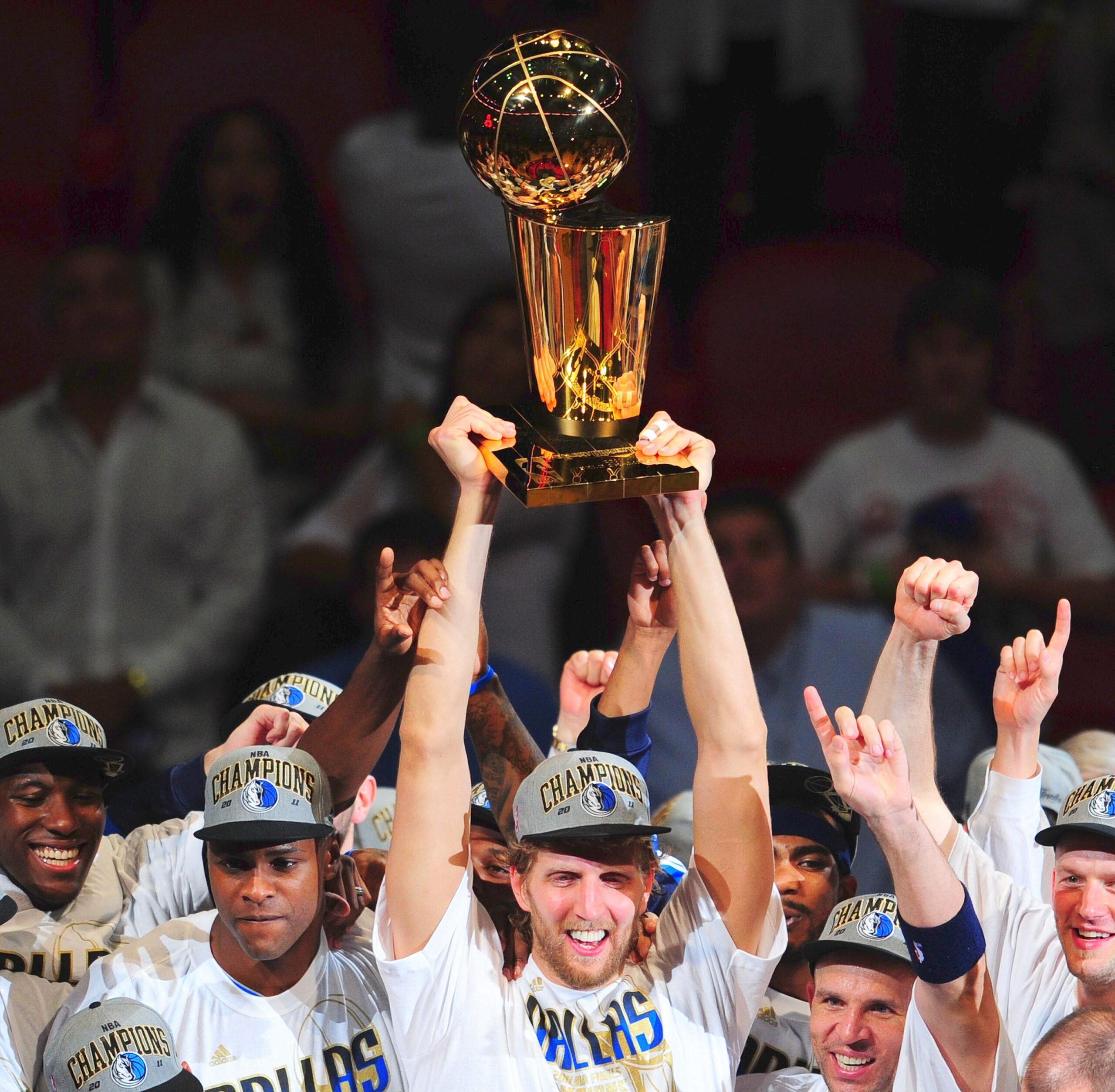 Superstar Dirk Nowitzki gewinnt mit den Dallas Mavericks den NBA-Titel.