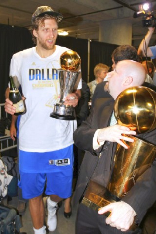 Superstar Dirk Nowitzki gewinnt mit den Dallas Mavericks den NBA-Titel.