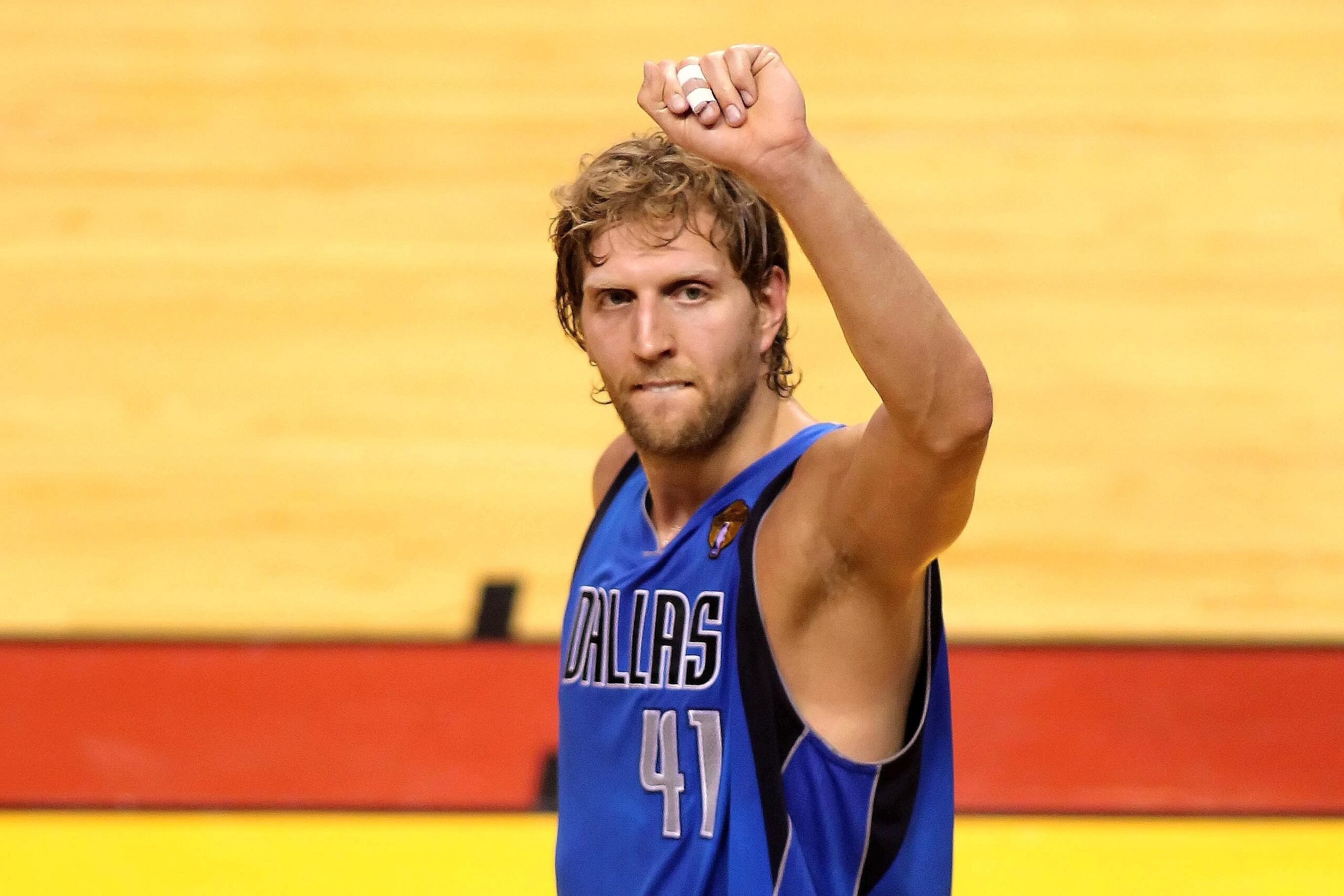 Superstar Dirk Nowitzki gewinnt mit den Dallas Mavericks den NBA-Titel.