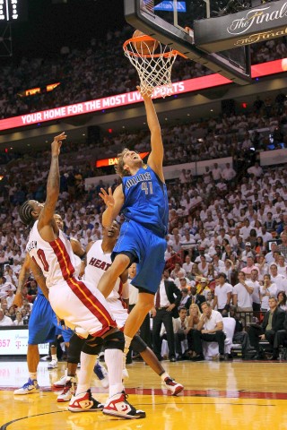 Superstar Dirk Nowitzki gewinnt mit den Dallas Mavericks den NBA-Titel.