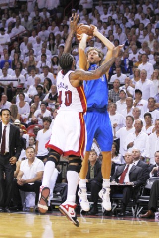 Superstar Dirk Nowitzki gewinnt mit den Dallas Mavericks den NBA-Titel.