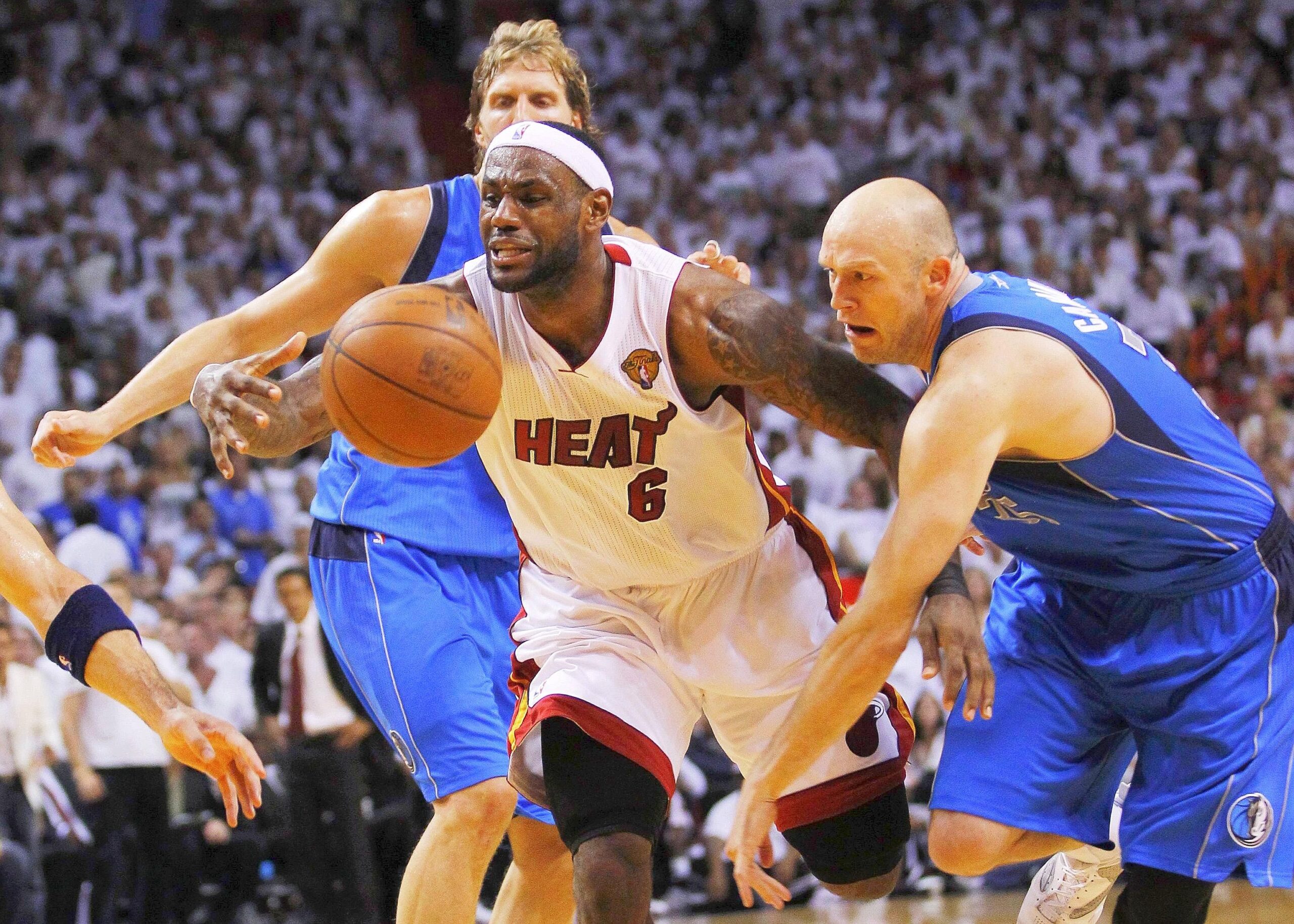 Superstar Dirk Nowitzki gewinnt mit den Dallas Mavericks den NBA-Titel.