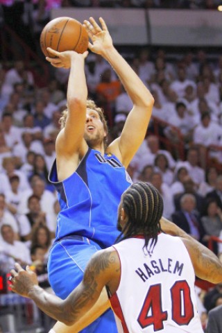 Superstar Dirk Nowitzki gewinnt mit den Dallas Mavericks den NBA-Titel.