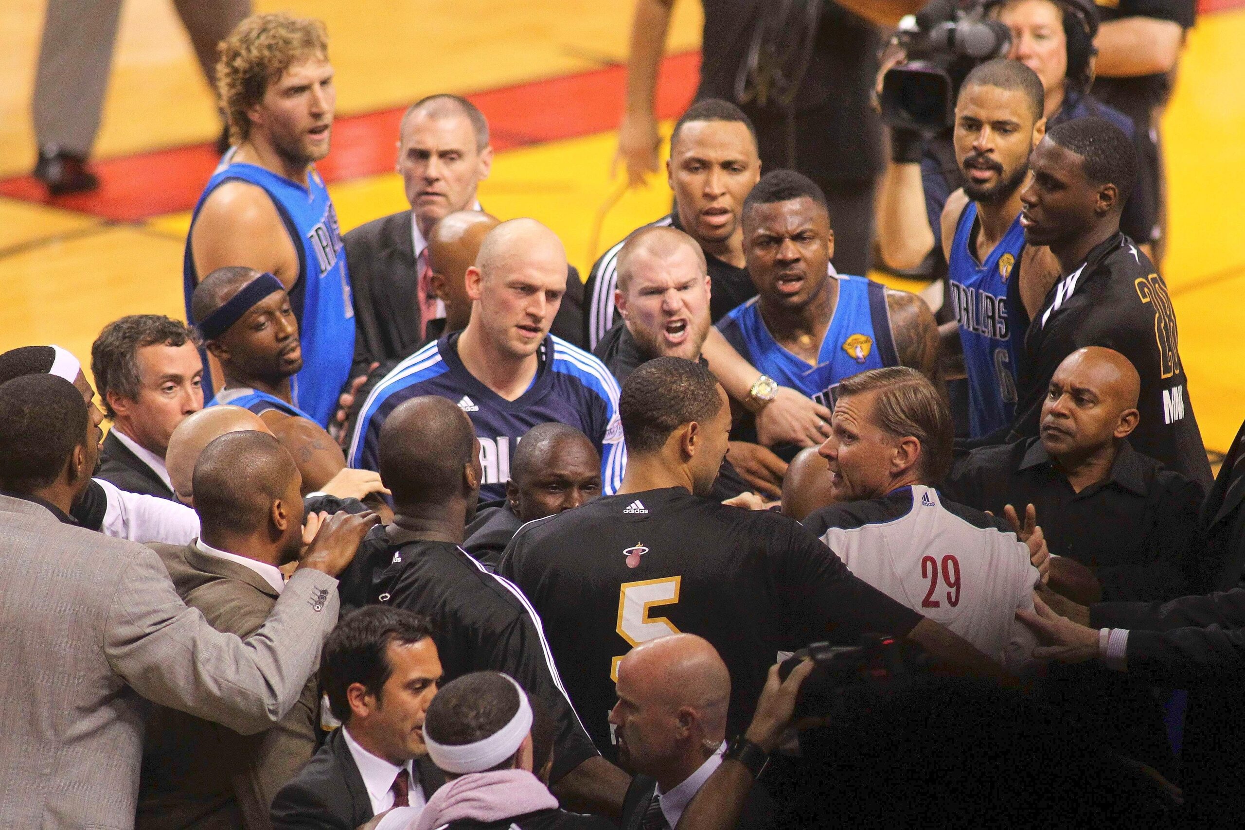 Superstar Dirk Nowitzki gewinnt mit den Dallas Mavericks den NBA-Titel.