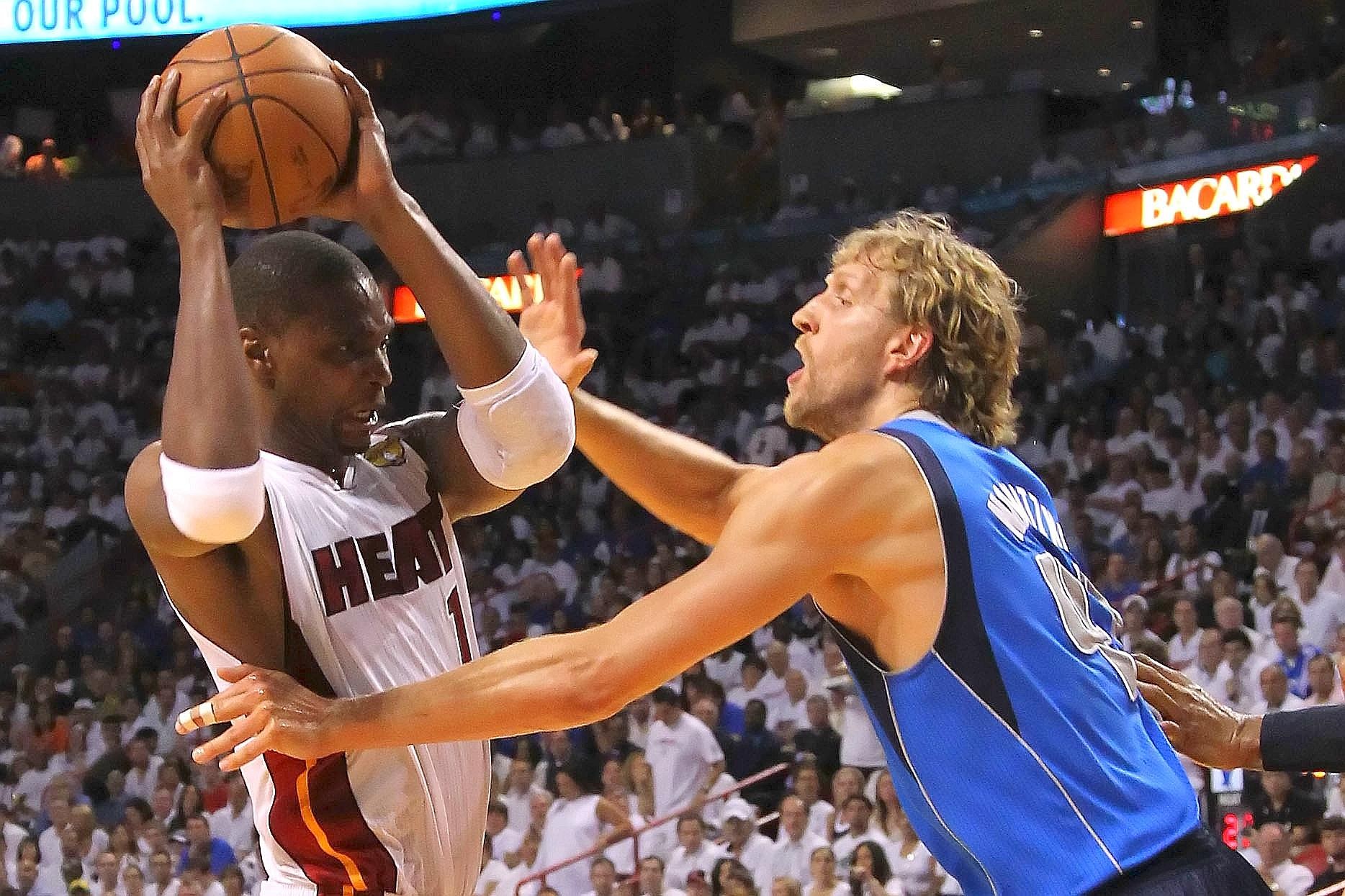 Superstar Dirk Nowitzki gewinnt mit den Dallas Mavericks den NBA-Titel.