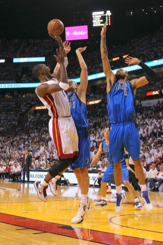 Superstar Dirk Nowitzki gewinnt mit den Dallas Mavericks den NBA-Titel.