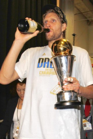 Superstar Dirk Nowitzki gewinnt mit den Dallas Mavericks den NBA-Titel.