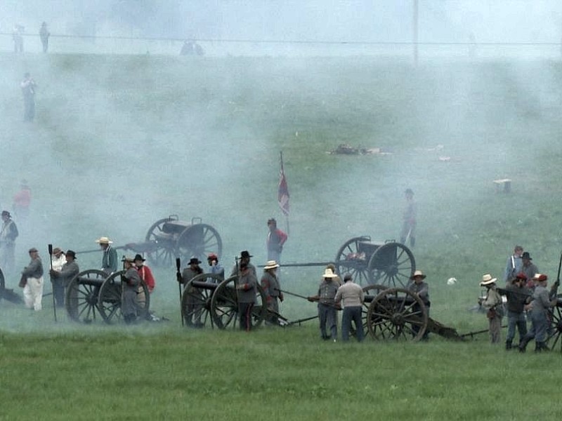 Amerikaner spielen zum 150. Jahrestag die entscheidende Schlacht des amerikanischen Bürgerkrieges in Gettysburg nach.