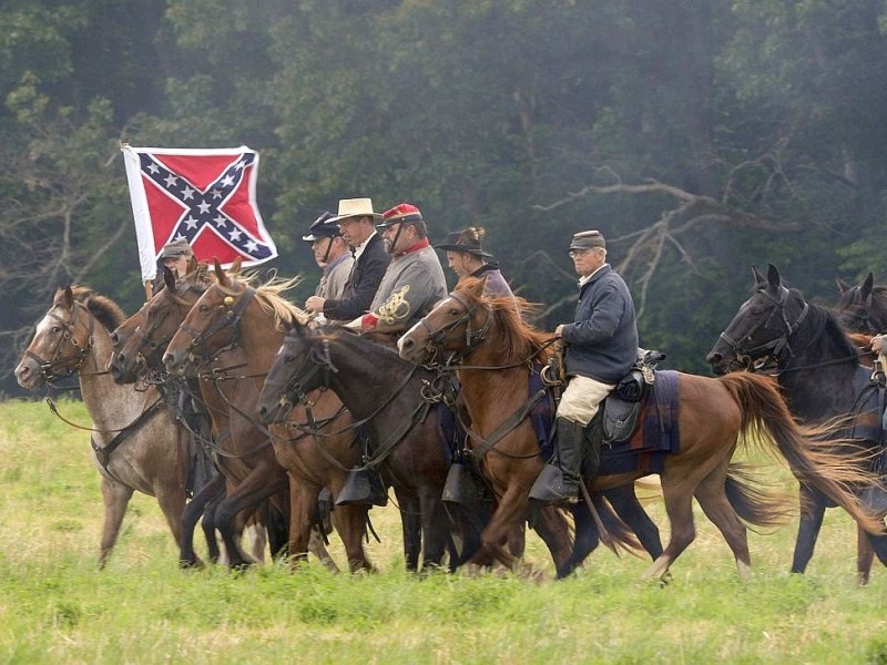 Amerikaner spielen zum 150. Jahrestag die entscheidende Schlacht des amerikanischen Bürgerkrieges in Gettysburg nach.