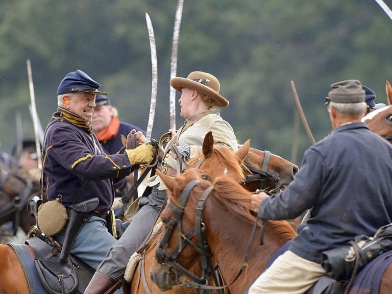 Amerikaner spielen zum 150. Jahrestag die entscheidende Schlacht des amerikanischen Bürgerkrieges in Gettysburg nach.