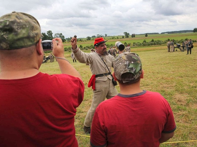 Amerikaner spielen zum 150. Jahrestag die entscheidende Schlacht des amerikanischen Bürgerkrieges in Gettysburg nach.