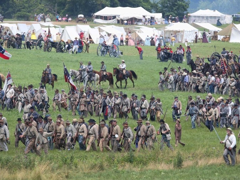 Amerikaner spielen zum 150. Jahrestag die entscheidende Schlacht des amerikanischen Bürgerkrieges in Gettysburg nach.