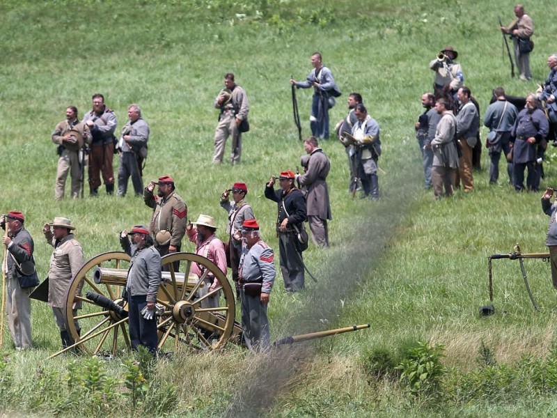 Amerikaner spielen zum 150. Jahrestag die entscheidende Schlacht des amerikanischen Bürgerkrieges in Gettysburg nach.