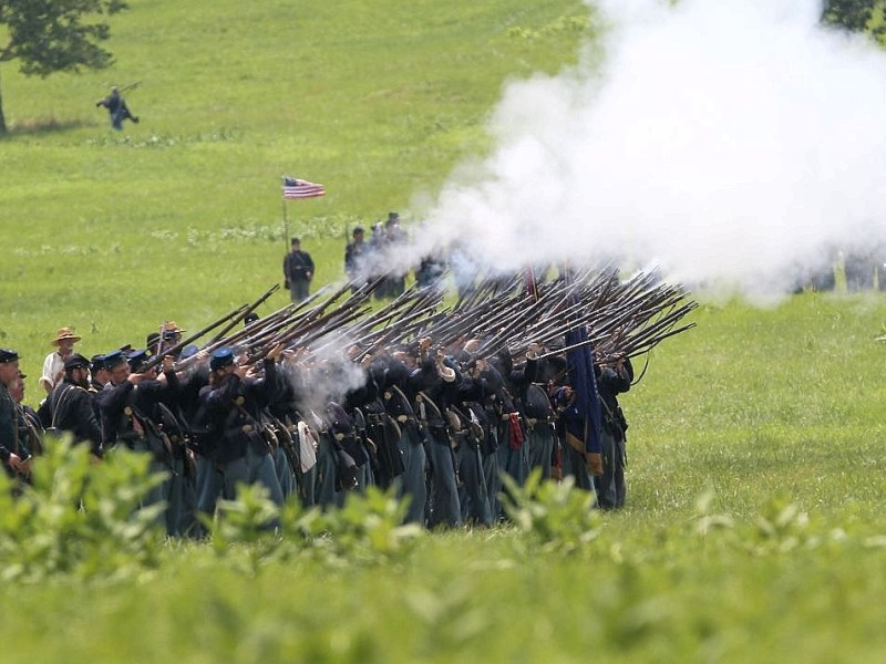 Amerikaner spielen zum 150. Jahrestag die entscheidende Schlacht des amerikanischen Bürgerkrieges in Gettysburg nach.