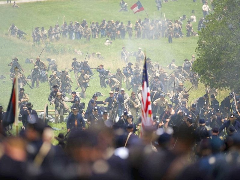 Amerikaner spielen zum 150. Jahrestag die entscheidende Schlacht des amerikanischen Bürgerkrieges in Gettysburg nach.