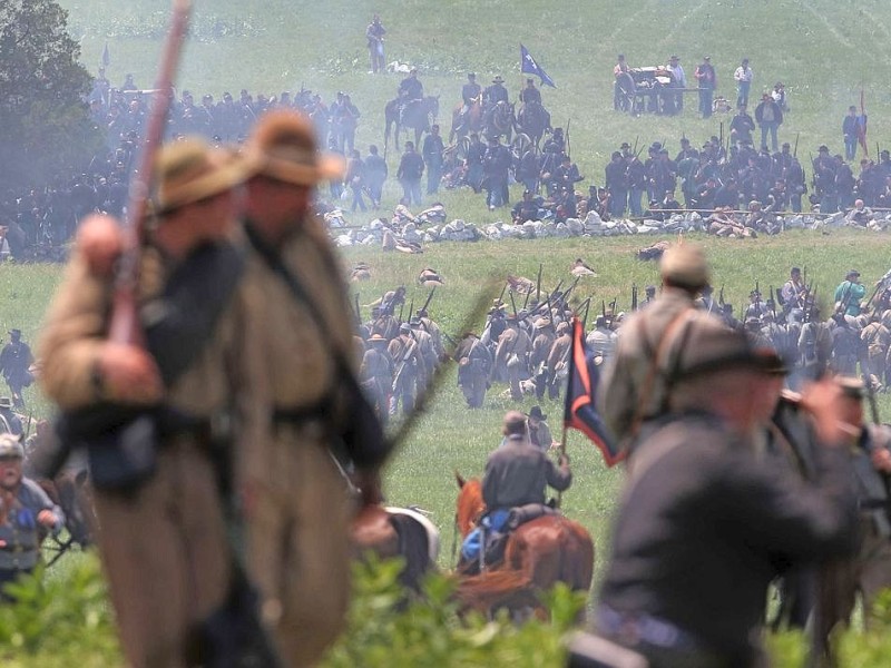 Amerikaner spielen zum 150. Jahrestag die entscheidende Schlacht des amerikanischen Bürgerkrieges in Gettysburg nach.