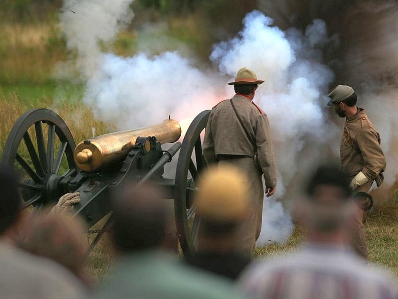 Amerikaner spielen zum 150. Jahrestag die entscheidende Schlacht des amerikanischen Bürgerkrieges in Gettysburg nach.