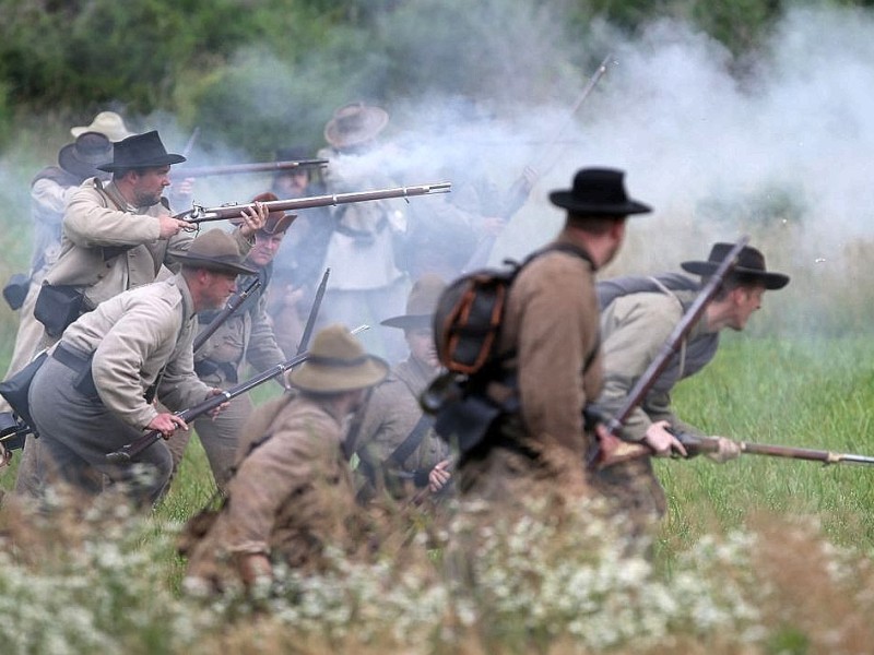 Amerikaner spielen zum 150. Jahrestag die entscheidende Schlacht des amerikanischen Bürgerkrieges in Gettysburg nach.