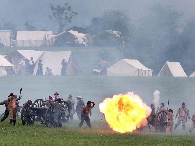 Amerikaner spielen zum 150. Jahrestag die entscheidende Schlacht des amerikanischen Bürgerkrieges in Gettysburg nach.