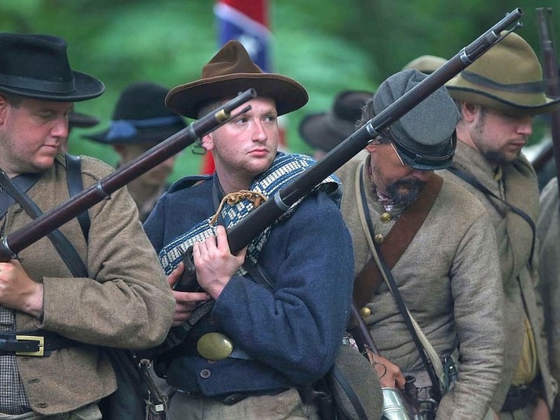 Amerikaner spielen zum 150. Jahrestag die entscheidende Schlacht des amerikanischen Bürgerkrieges in Gettysburg nach.