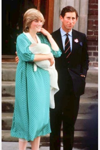 Da werden Erinnerungen an Prinzessin Diana und Prinz Charles wach, als sie am 22. Juni 1982 zum ersten Mal Prinz William der Öffentlichkeit vorstellten.