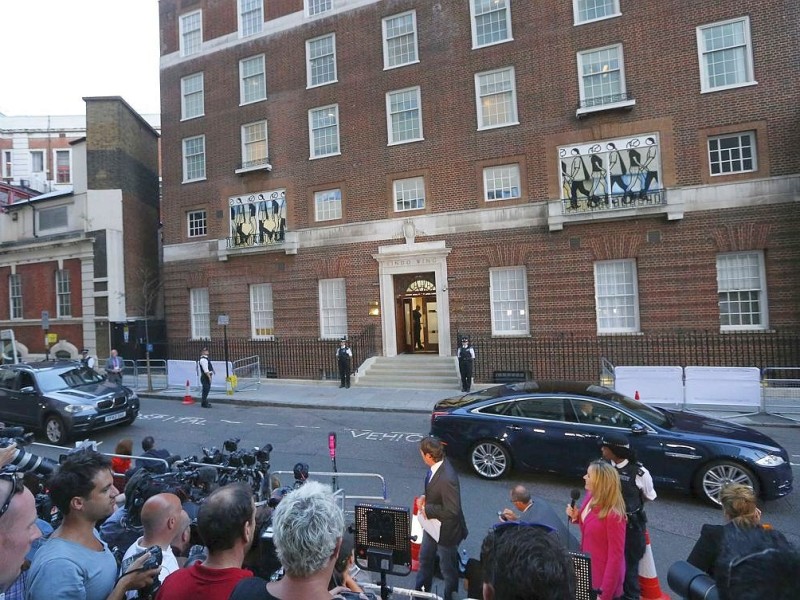 Das Warten am Lindo Wing des St.-Mary's-Hospital in London hat ein Ende. Am Montag...