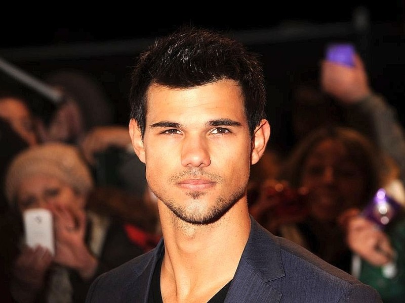 Das Forbes-Magazin hat die Top 10 unter den Bestverdienern gekürt. Darunter sind nur drei Männer. Er ist einer von ihnen: Taylor Lautner, bekannt aus der Twilight-Saga, soll 22 Millionen US-Dollar verdient haben (rund 16,7 Mio. Euro). Platz 10.