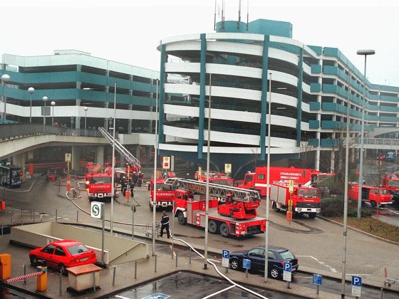 Mit der Alarmierung “...unklare Feuermeldung Flughafen, Ankunftsebene...” beginnt am 11. April 1996 gegen 16 Uhr ein dramatischer Feuerwehr-Einsatz am Düsseldorfer Flughafen. Mehr als 1000 Rettungskräfte sind am brennenden Flughafen im Einsatz. Schweißarbeiten hatten zu einem Schwelbrand geführt: Ein hochgiftiges, explosives Gasgemisch gelangte durch die Kabelschächte und Zwischendecken der einzelnen Ebenen, entzündete sich und rollte als Feuerwalze durch die Ankunftshalle.