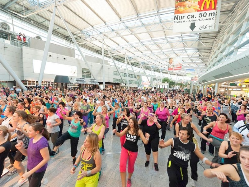 Getanzt wird wenige Monate später bei den deutsch-niederländischen Freundschaftsspielen im Flughafen-Terminal. Zu den Highlights zählten vor allem die Zumba-Workshops unter der Anleitung von Let’s Dance-Juror Roman Frieling.