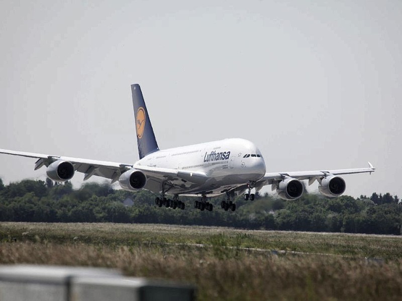 Die Zuschauer auf den überfüllten Aussichtsterrassen staunten und raunten, klatschten und knipsten, als der Riesenvogel in Düsseldorf aufsetzte.