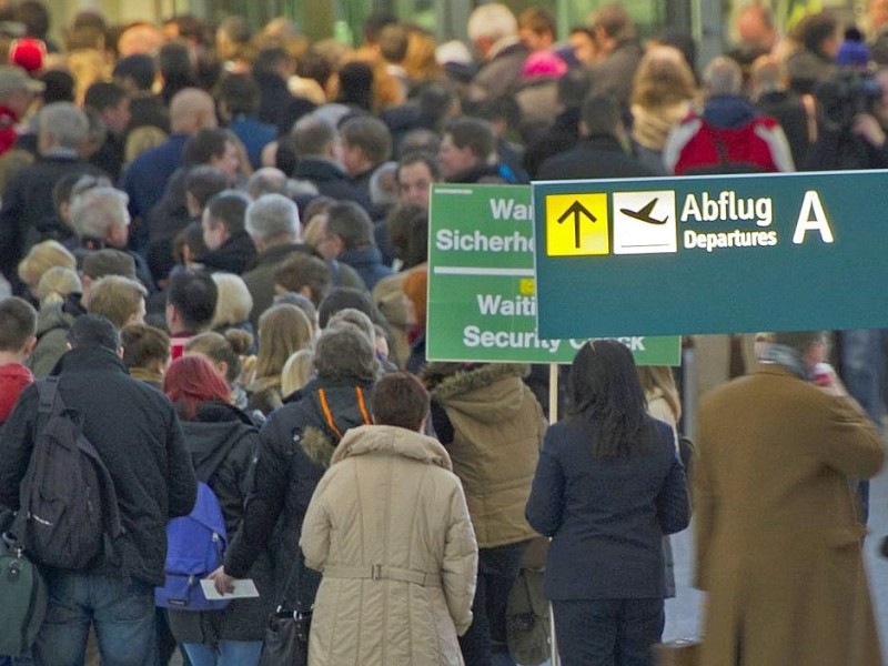 Tausende Passagiere warten dann mehrere Stunden oder vergeblich auf ihren Flug.