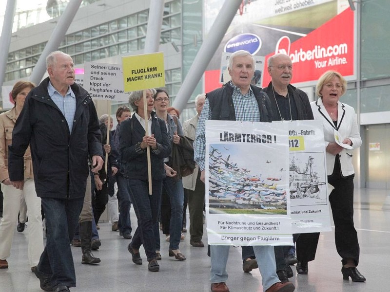 Viele demonstrieren immer wieder am und im Flughafen.