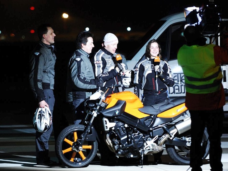 Lothar Schauer und Jeanette Effner wetteten, dass sie während einer Motorradfahrt das Vorderrad wechseln können.