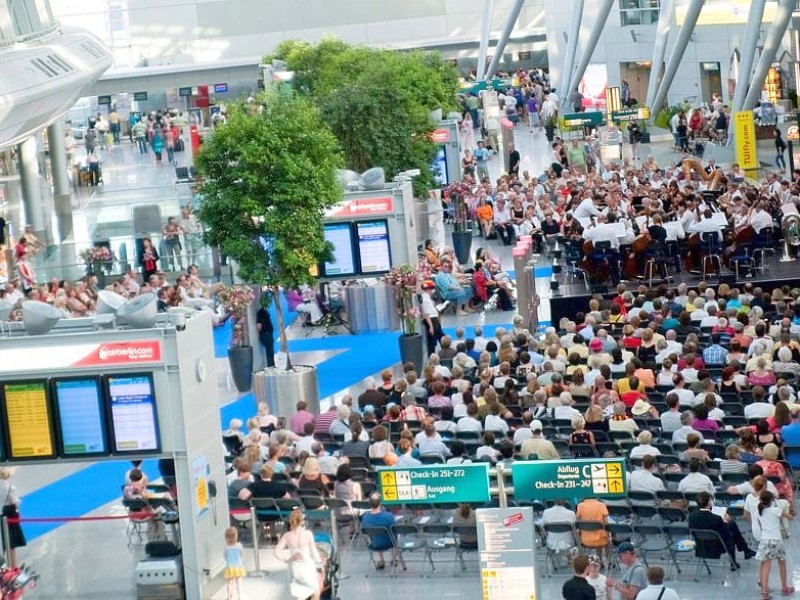 Wie bei den Auswärts-Auftritten der DÜSY üblich, gibt es auch im Flughafen wieder einen Dresscode: Gern gesehen sind Gäste in den Nationalfarben des Fußball-WM-Teams ihrer Wahl.