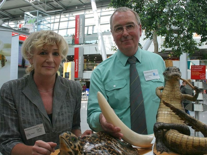 Am Ende eines jeden Jahres kann der Zoll  ein Sammelsurium exotischer Importe präsentieren. Prof. Dr. Beate Jessel, Präsidentin Bundesamt für Naturschutz und Brond-Hendrick Böttcher, Leiter Reisendenabfertigung Zollamt Flughafen zeigen solche Stücke immer wieder mit Schrecken.