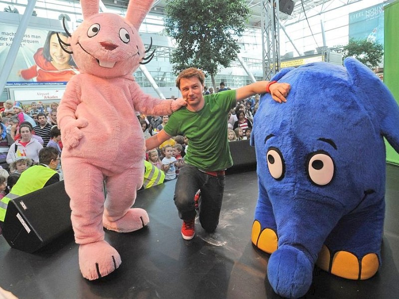 Bei Kinderfesten stehen in der Abflughalle auch mal Hase und Elefant aus der Sendung mit der Maus auf der Bühne...