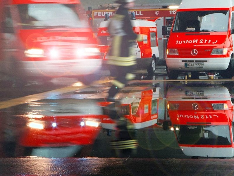 In der Feuerwache Süd östlich des Terminals und in der Feuerwache Nord an der Rollfeldringstraße zwischen Tor 18 und der Wetterwarte sind die Feuerwehrmänner rund um die Uhr einsatzbereit. Rund 150 Beschäftigte sind bei der Flughafenfeuerwehr tätig. Das Herz der Flughafenfeuerwehr ist die Sicherheitszentrale inklusive der Störungsstelle. Hier laufen jeder Notruf und jeder Alarm ein, die auf dem Airport-Gelände zum Beispiel telefonisch, über die SOS-Säulen im Terminal, die Brandmelder oder die Aufzüge gemeldet werden.