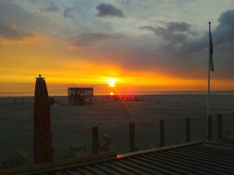 ... und so geht die Sonne in Sankt Peter-Ording unter.