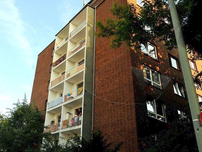 Bürgerwache gegen Rechts vor dem Roma-Haus in  Rheinhausen.