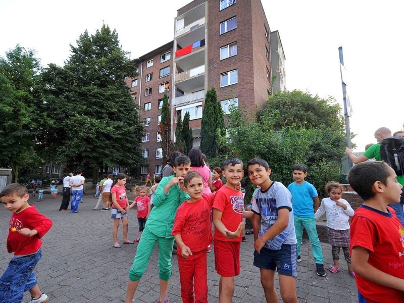 Bürgerwache gegen Rechts vor dem Roma-Haus in  Rheinhausen.