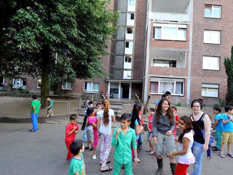 Bürgerwache gegen Rechts vor dem Roma-Haus in  Rheinhausen.