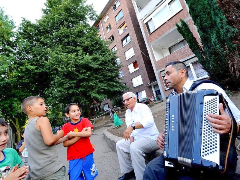 Bürgerwache gegen Rechts vor dem Roma-Haus in  Rheinhausen.