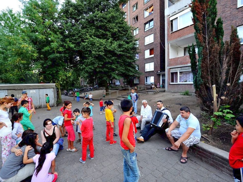 Bürgerwache gegen Rechts vor dem Roma-Haus in  Rheinhausen.